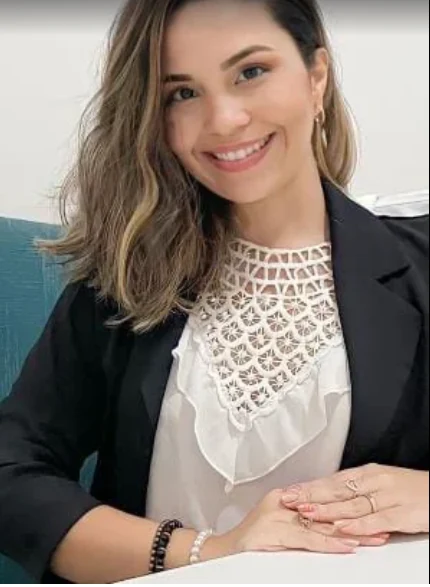 Clara Menezes em seu consultório de nutrição